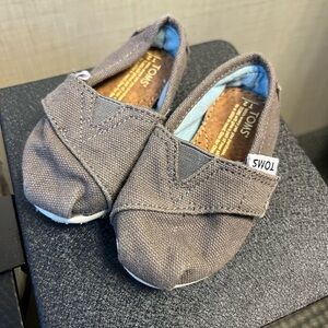 Infant Toms Size 2